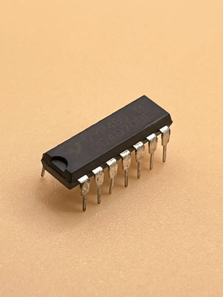 CD4070 grid and inverter chip