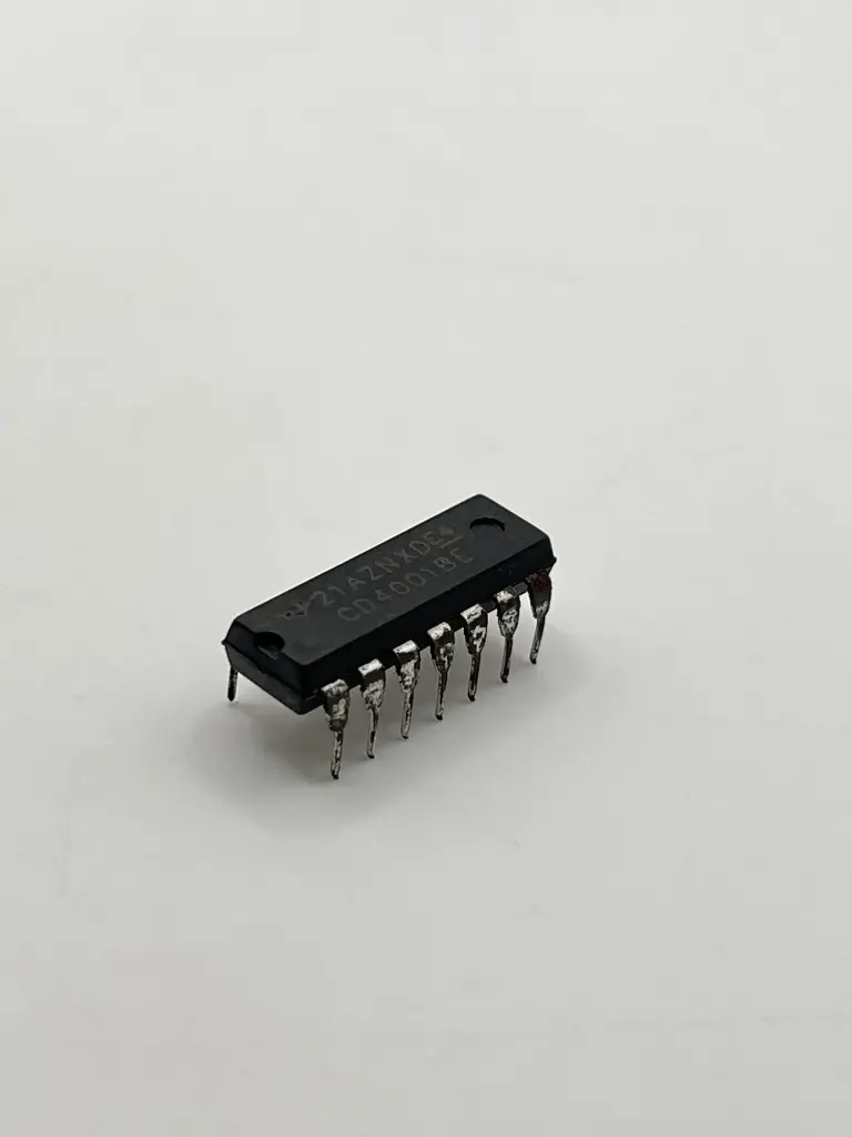 CD4001 four 2 input or non-door chip