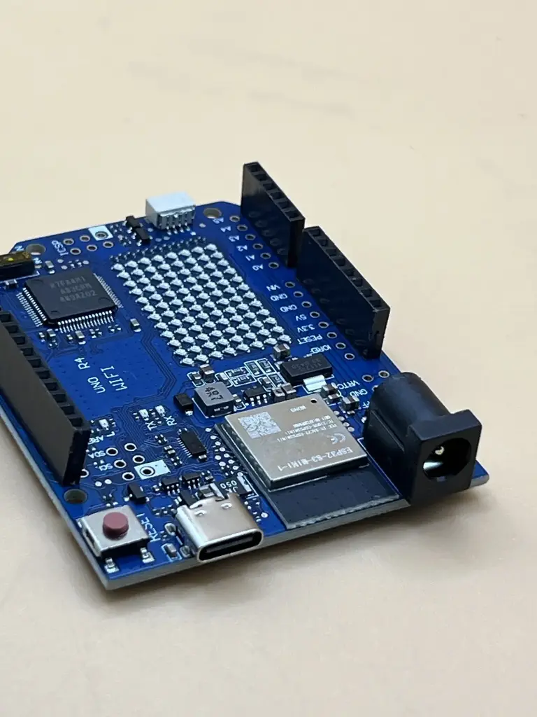 Arduino Uno R4 WiFi