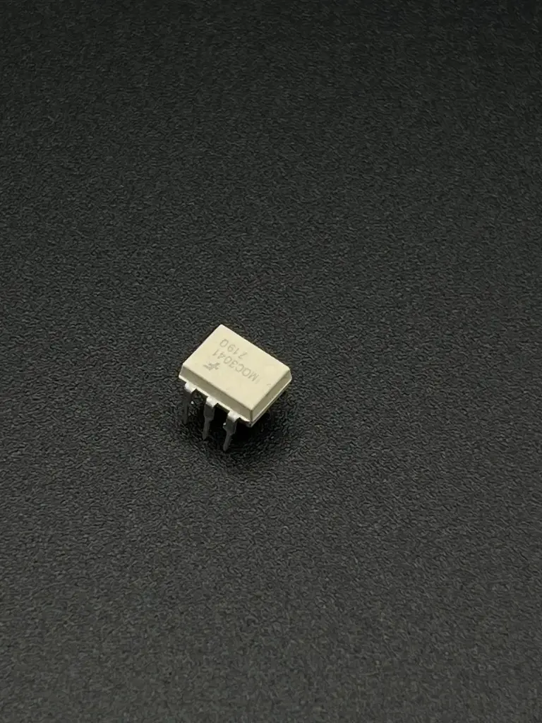MOC3041 optocoupler