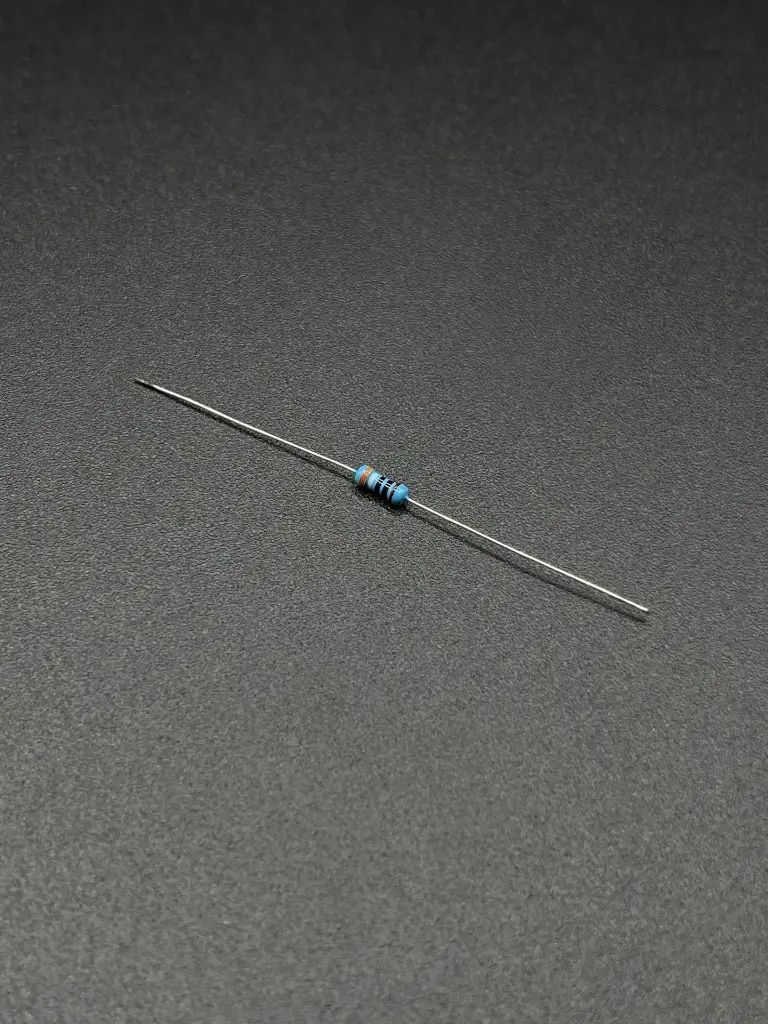 560Ω 1/4W resistor